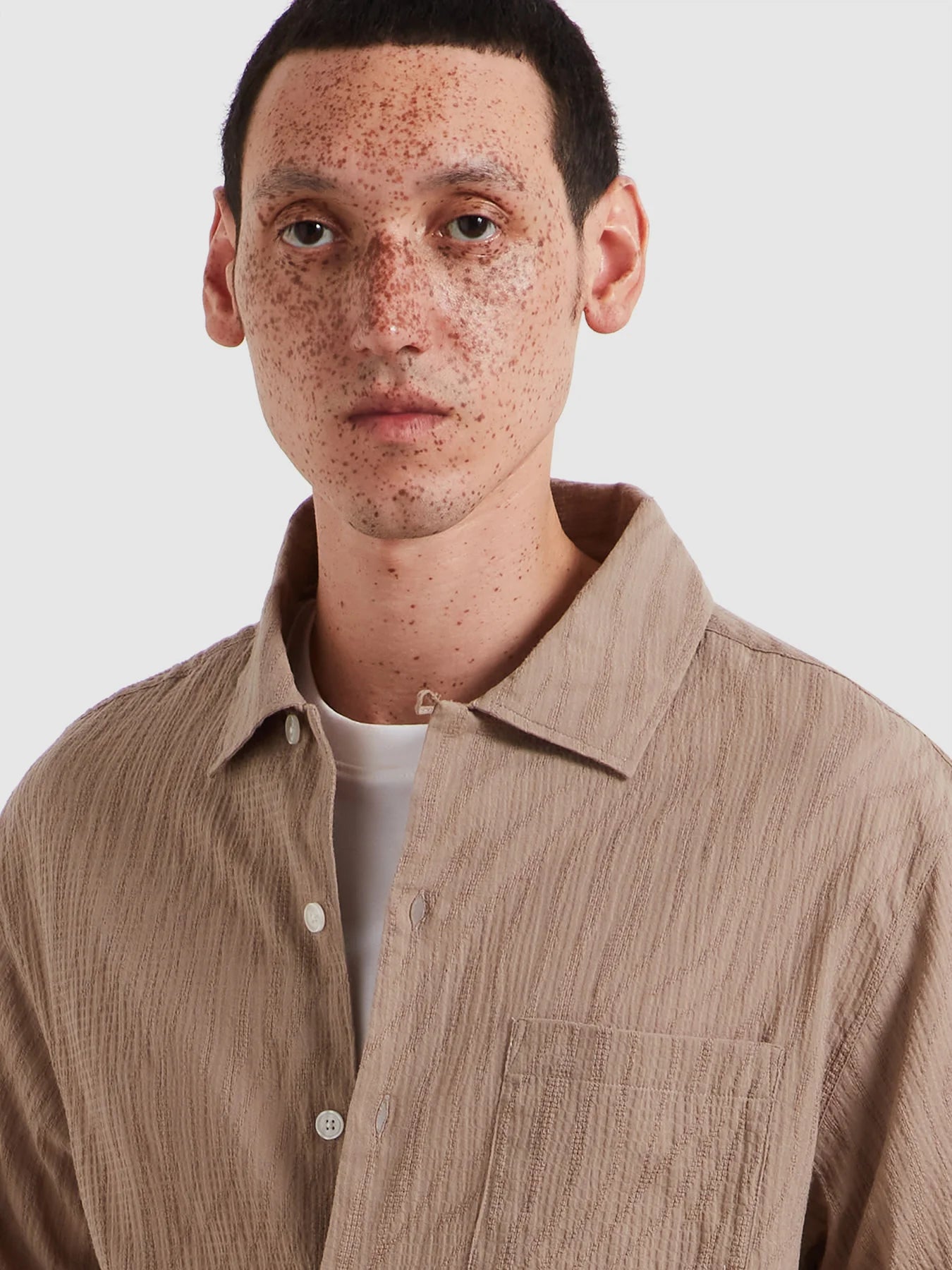 Farah Riley Textured Short Sleeve Shirt In Ashen Taupe