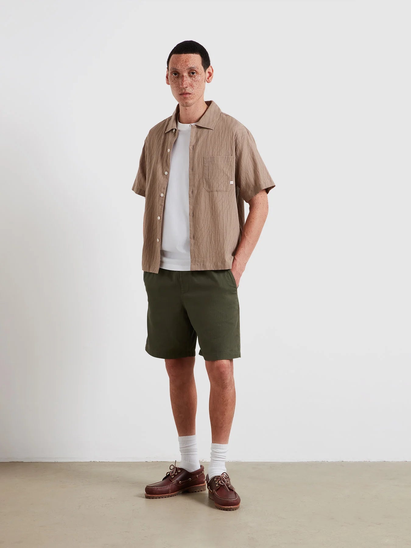 Farah Riley Textured Short Sleeve Shirt In Ashen Taupe