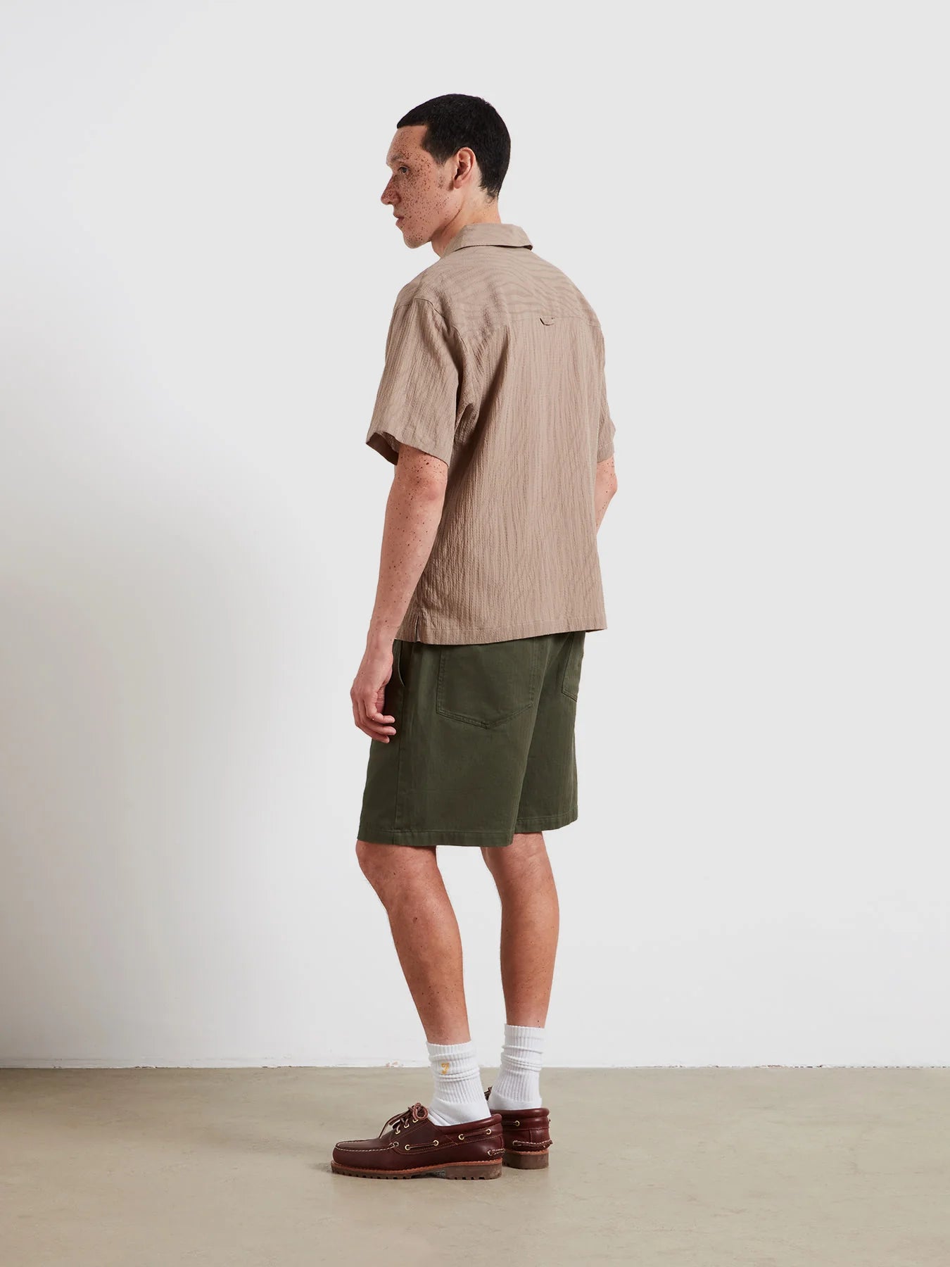 Farah Riley Textured Short Sleeve Shirt In Ashen Taupe